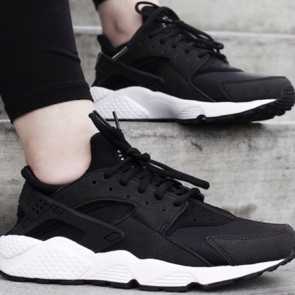 Reserved// Nike Huaraches B/W